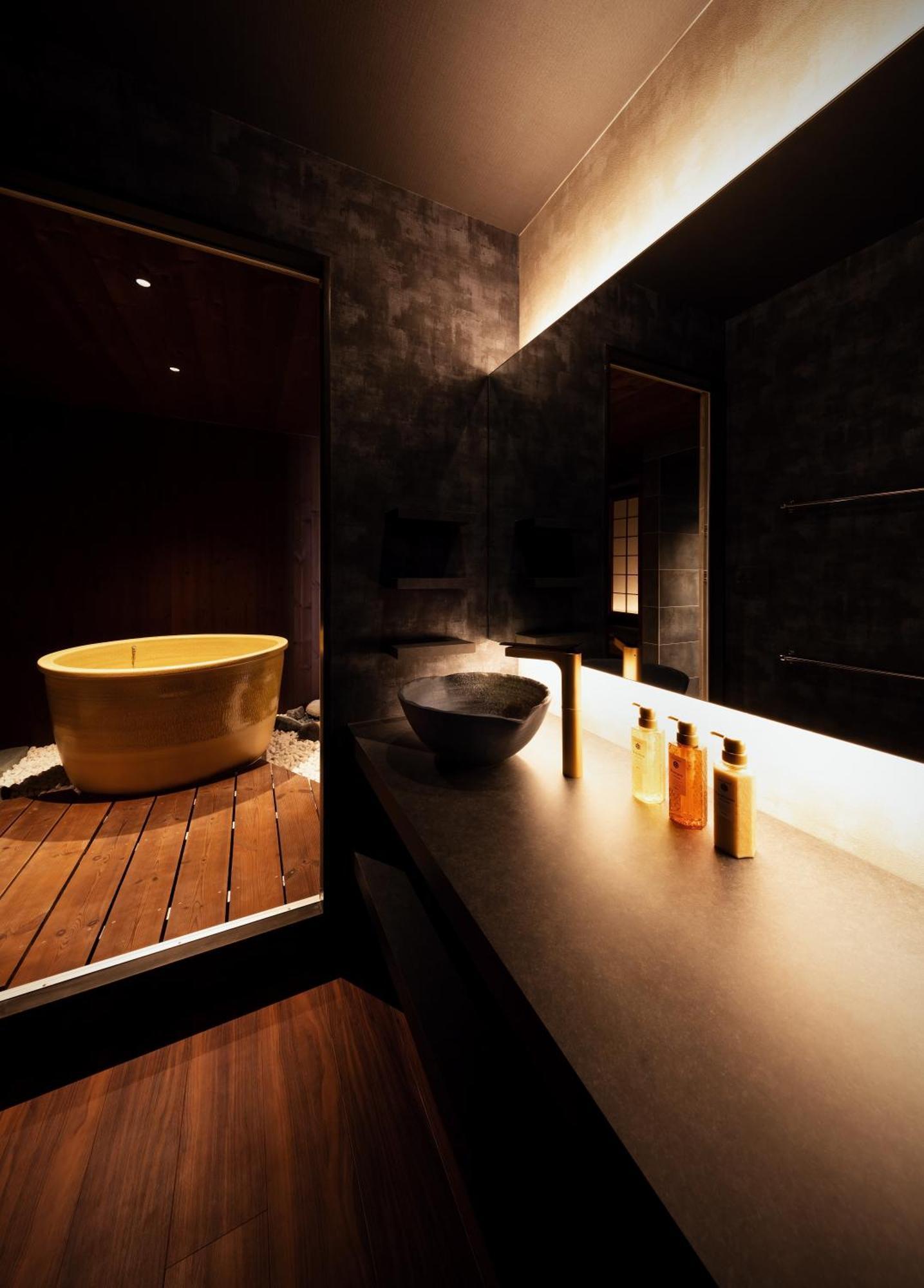 古今 天下茶屋 With A Private Parking Lot And A Half Open-Air Bath And Direct To Kix Villa Osaka Eksteriør billede